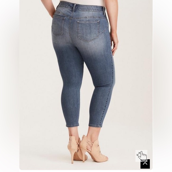 Torrid Bombshell crops 16 NWT (rs) - Picture 4 of 5
